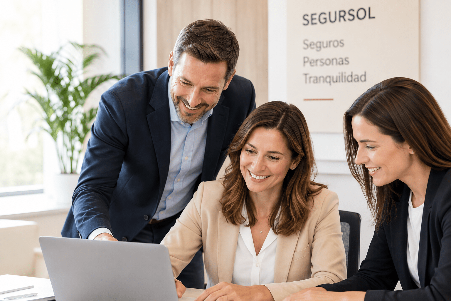 Equipo de Segursol asesorando a un cliente en la oficina de Málaga