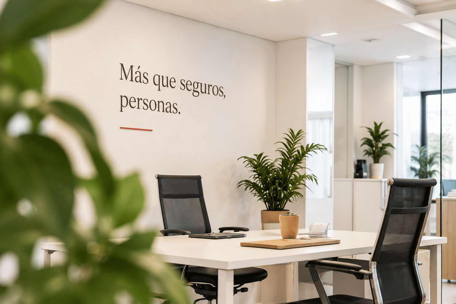 Sala de reuniones de Segursol con el lema Más que seguros, personas en la pared