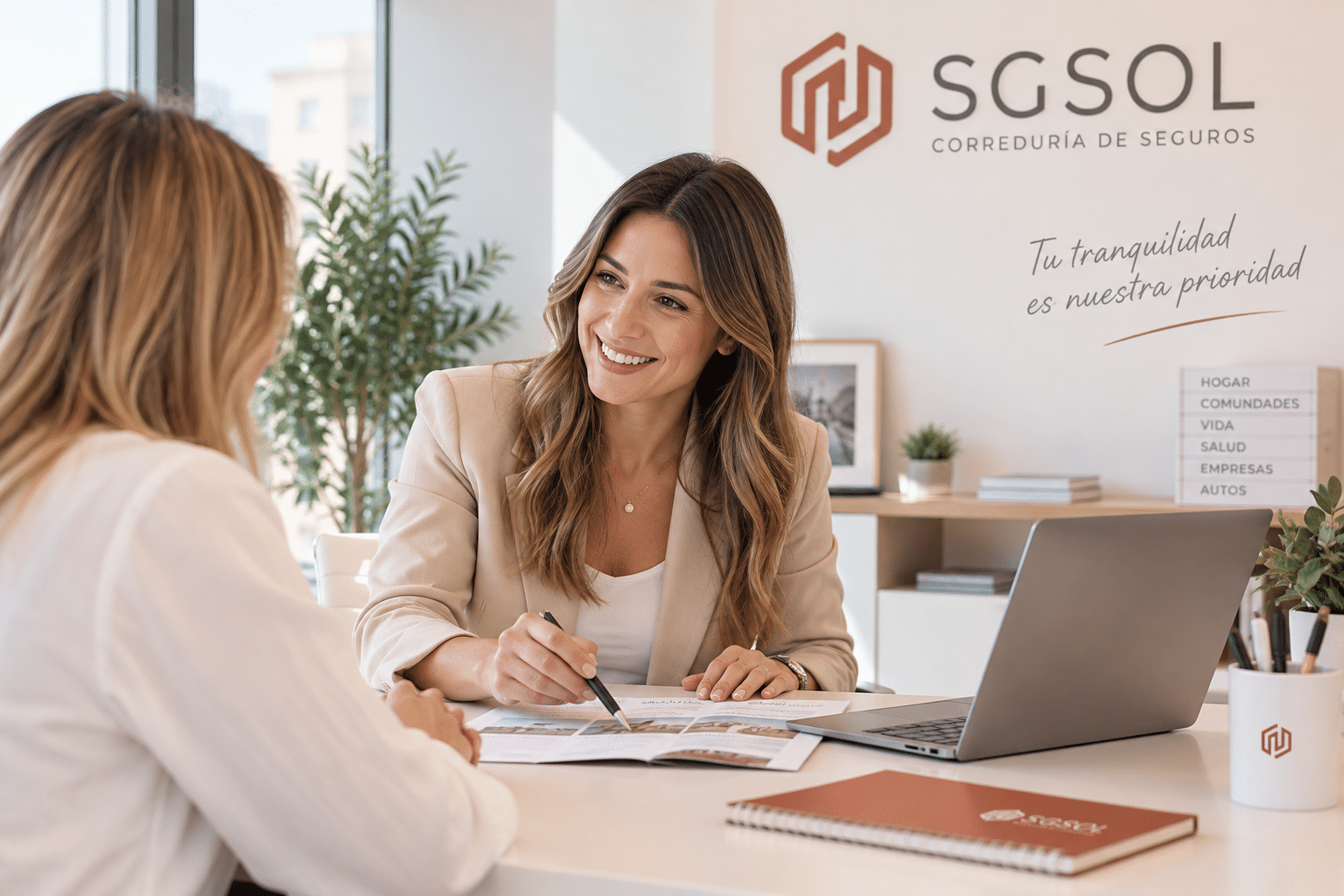 Asesora de Segursol atendiendo a una clienta en la oficina, junto al logotipo SGSOL y el lema Tu tranquilidad es nuestra prioridad
